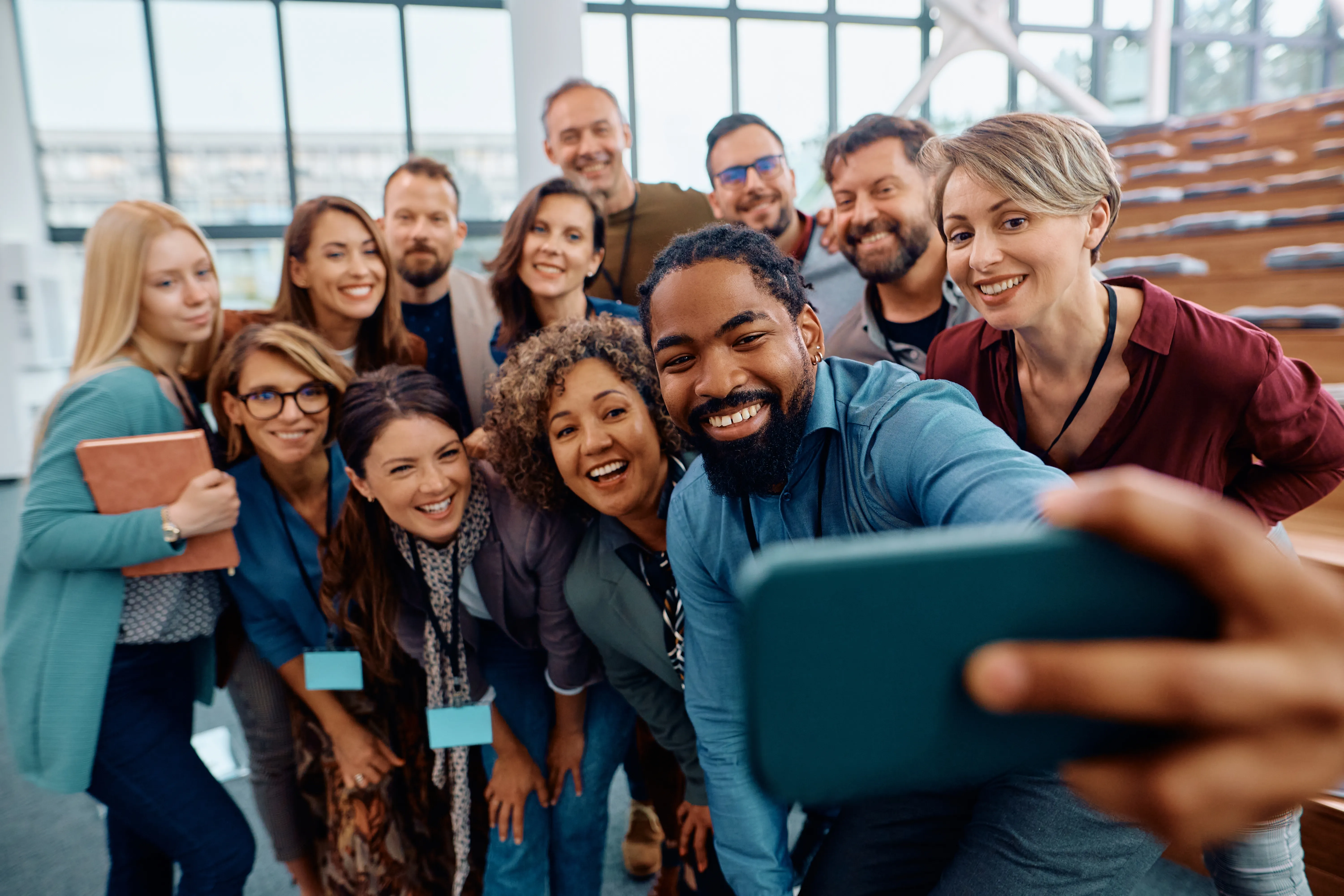Groupe divers prenant un selfie lors d'un evenement culturel