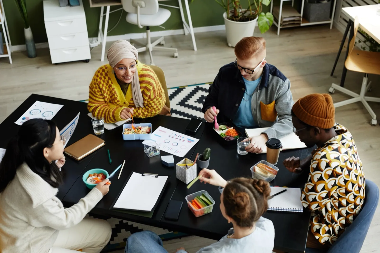 Équipe qui déjeune ensemble au bureau avec des chèques-repas