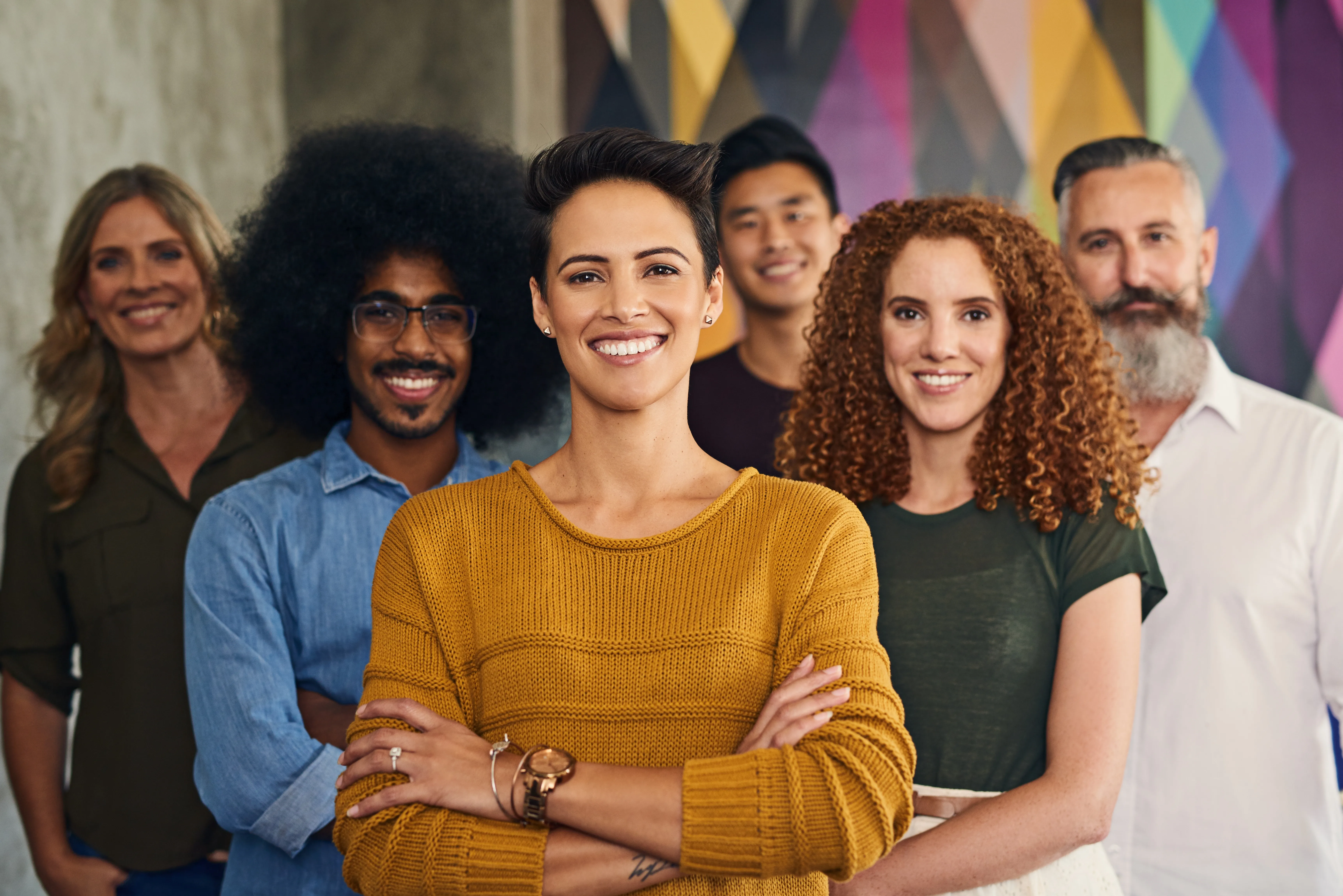 Équipe diverse et fière au bureau