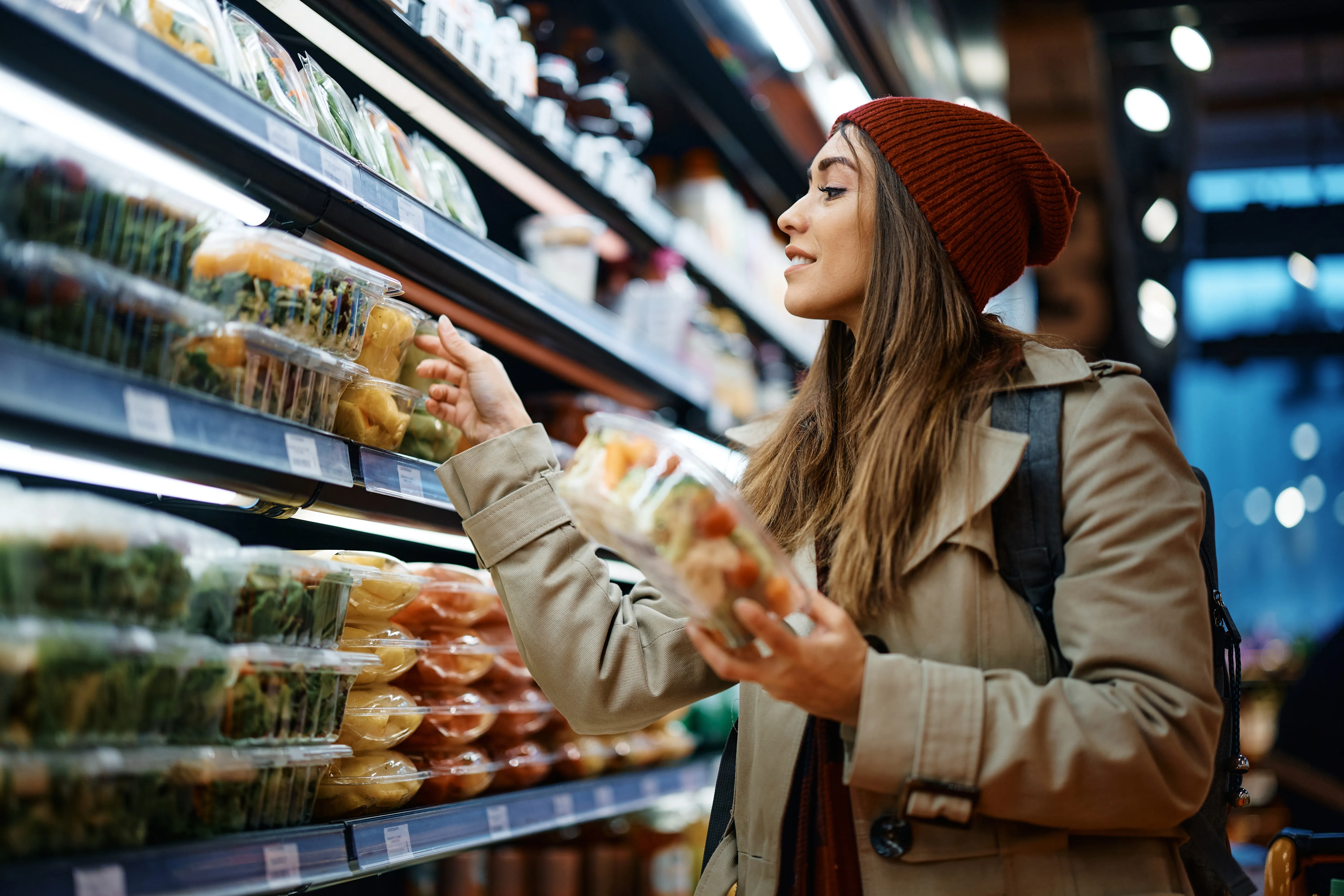 Femme faisant ses courses au supermarche avec sa carte Monizze