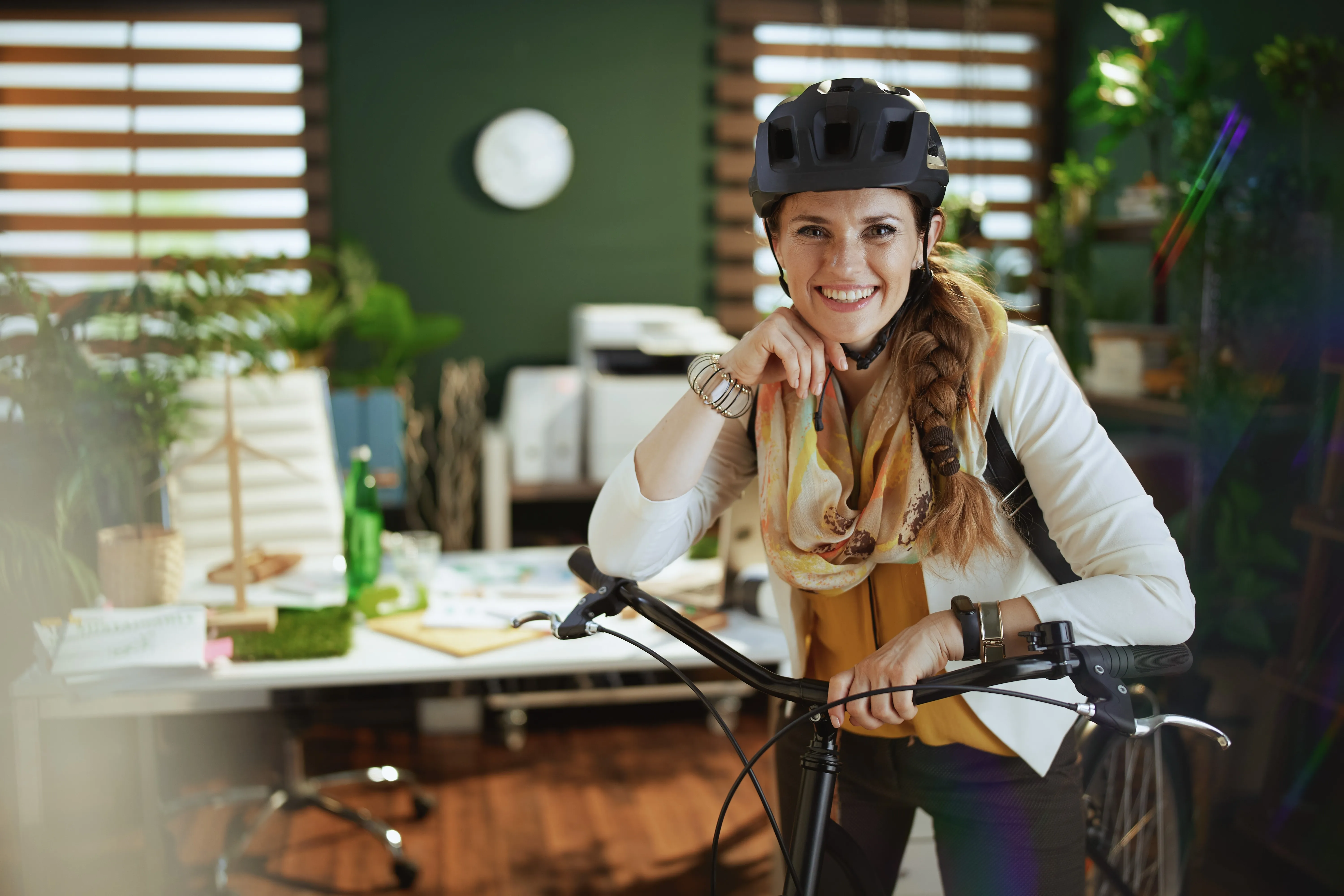 Femme à vélo au bureau